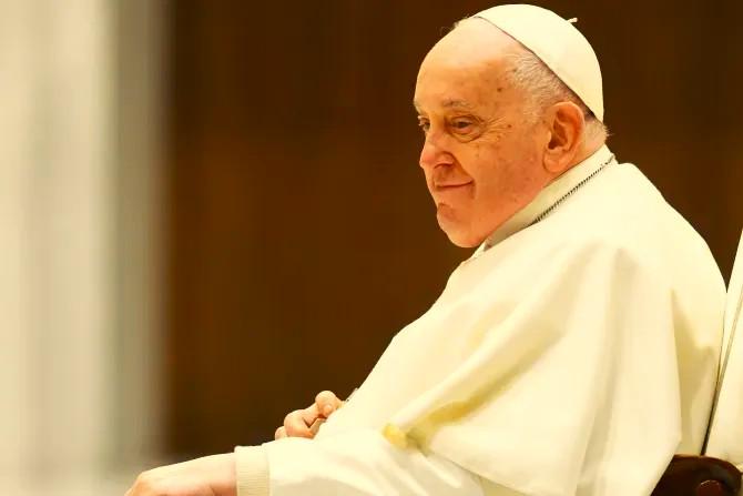 Vaticano aprova diretrizes que permitem homens homossexuais serem padres