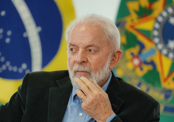 Após baixa popularidade, Centrão pressiona Lula a fazer reforma ministerial