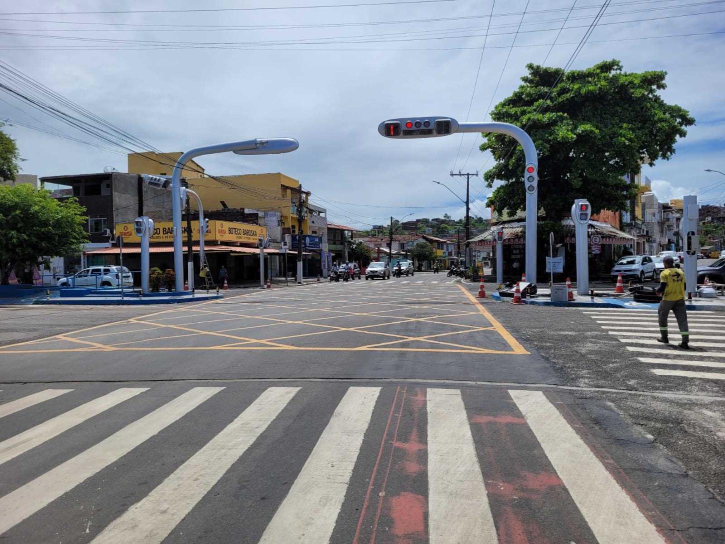 Prefeitura de Ilhéus instala conjunto semafórico de última geração na Av. ACM