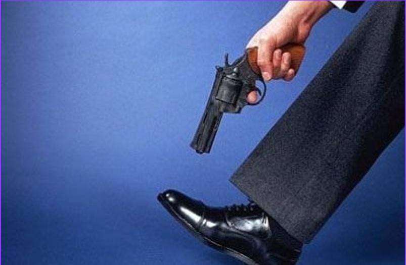 ATIRANDO NO PRÓPRIO PÉ 