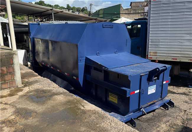 Prefeitura de Ilhéus instala nova caixa compactadora de lixo na Central de Abastecimento do Malhado