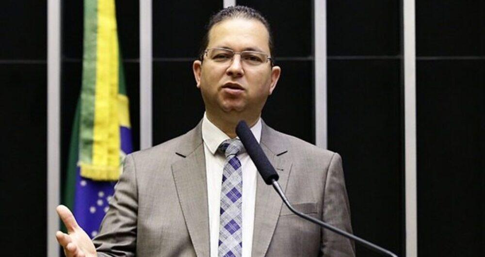 Alex Santana desiste de disputar reeleição e mira espaço na chapa majoritária de ACM Neto em 2026