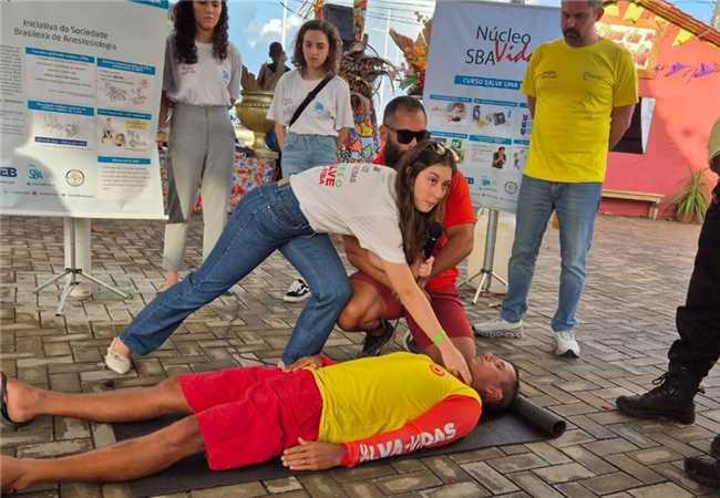 Desfibrilador Público Chega a Ilhéus e Moradores Aprendem Técnicas para Salvar Vidas
