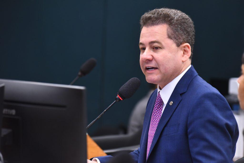 “DILMA DE CALÇA”: DEPUTADO ALIADO DE LULA FAZ CRÍTICA ÁCIDA A RUI COSTA E EXPÕE CRISE NA ARTICULAÇÃO POLÍTICA DO GOVERNO