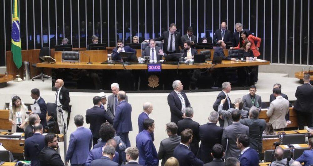 Câmara declara perda de mandato a 7 deputados e dá posse a substitutos