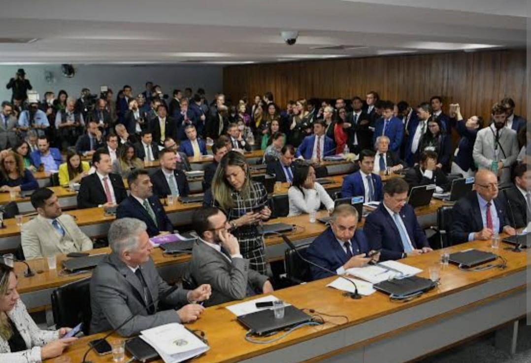 QUEM TEM TELHADO DE VIDRO...