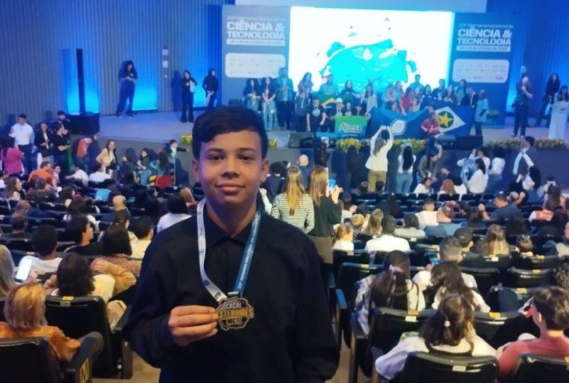 Estudante baiano recebe medalha da Nasa por descobertas espaciais