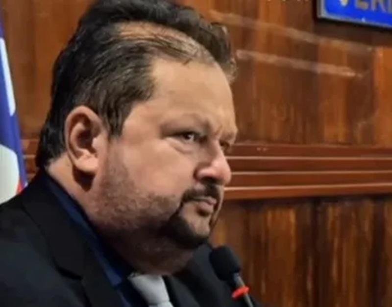 Presidente da Câmara de Dias d’Ávila é acusado de ofensas racistas e morais contra irmã e cunhado em áudios vazados