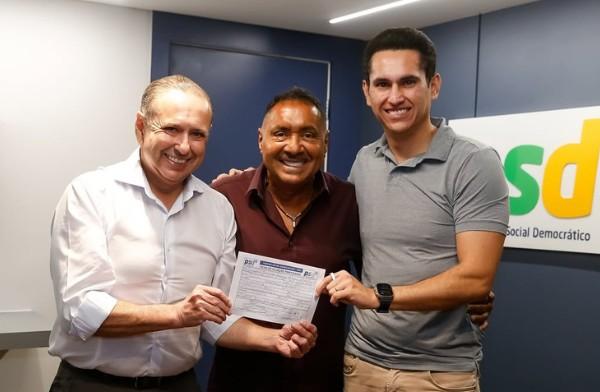 Mudança de palco: Tiririca deixa o PL de Bolsonaro e se une ao PSD de aliados baianos