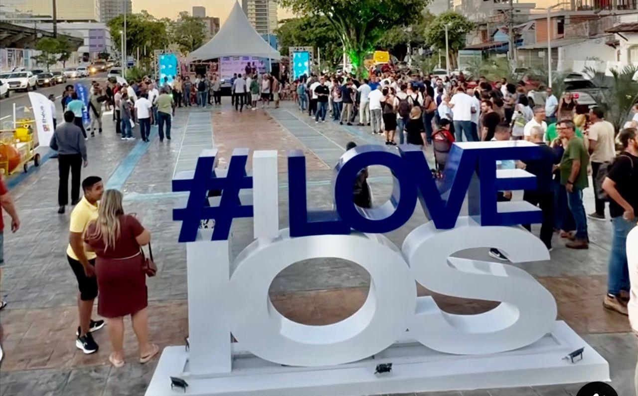 Nada pode ser mais cafona, piegas e ultrapassado do que uma fonte luminosa com a frase “I Love IOS