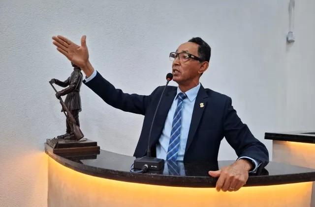 Polêmica em Feira: vereador afirma que feriado da Consciência Negra é “racismo contra brancos”