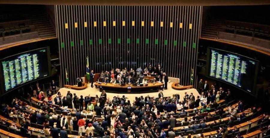 Madrugada tensa: Câmara vota e reduz penas de Bolsonaro em novo projeto para o 8 de Janeiro