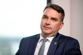 “Trump não ajuda”: Flávio Bolsonaro tenta se descolar do aliado americano