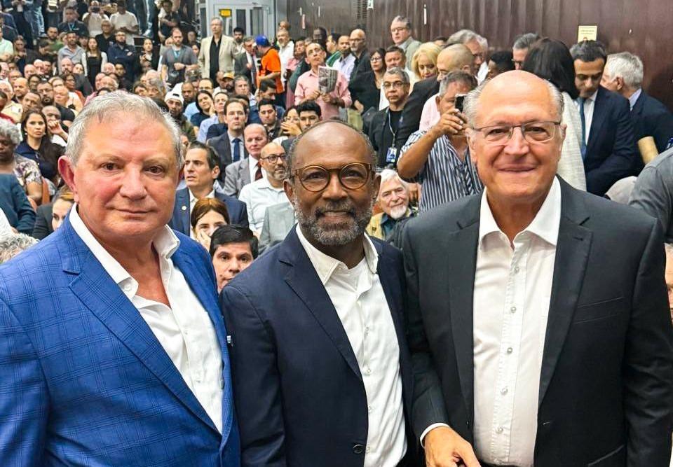 Ao lado de Alckmin, Bebeto participa de ato com trabalhadores da construção civil em São Paulo