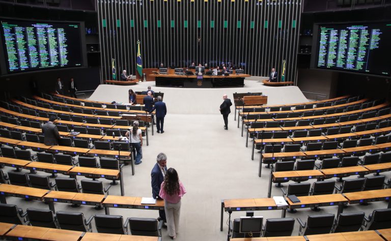 Deputados analisam projeto que facilita acesso ao seguro de exportação; acompanhe