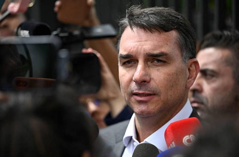 FLÁVIO BOLSONARO E A ESCALA 6X1