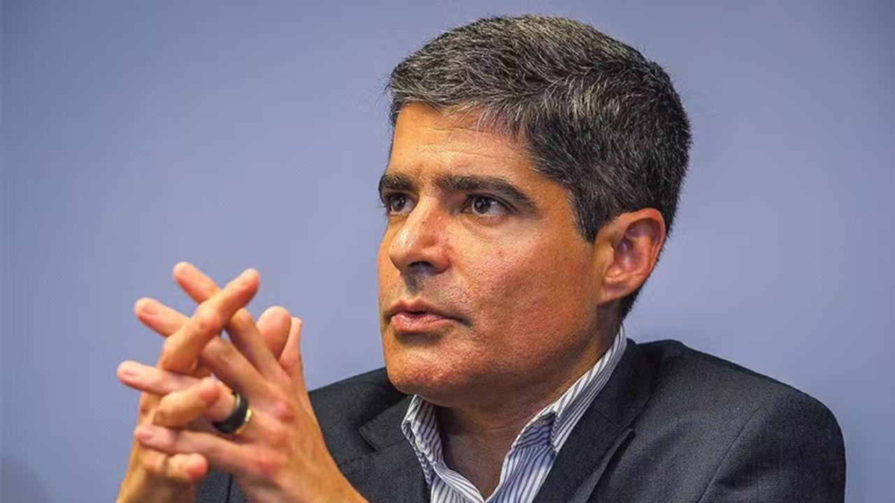 Mensagens de WhatsApp ligam ACM Neto a ex-banqueiro do Banco Master em meio a repasses milionários.