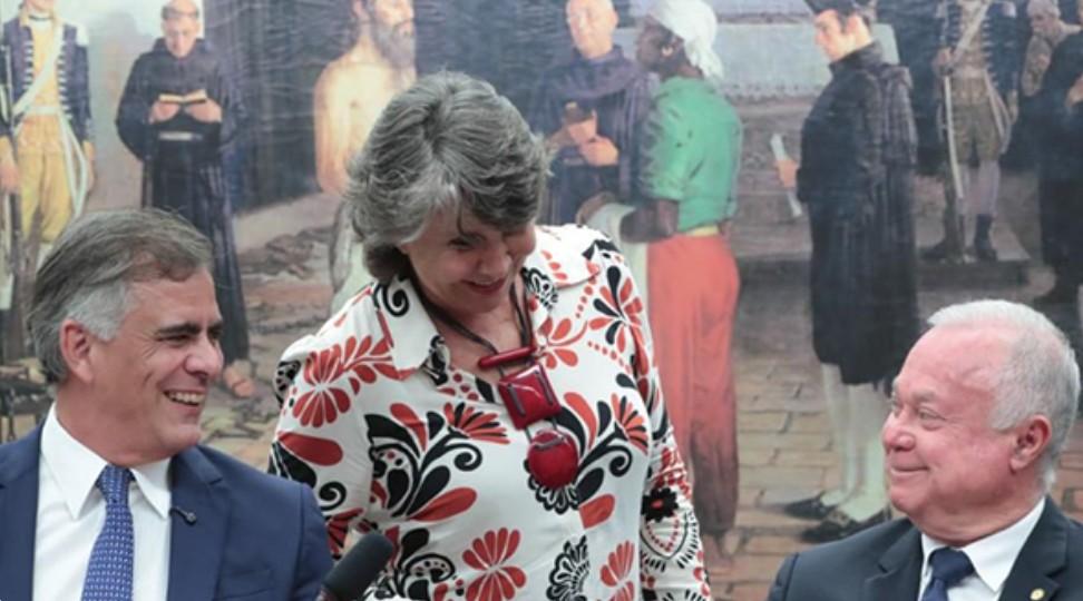 DIREITA VERSUS DIREITA