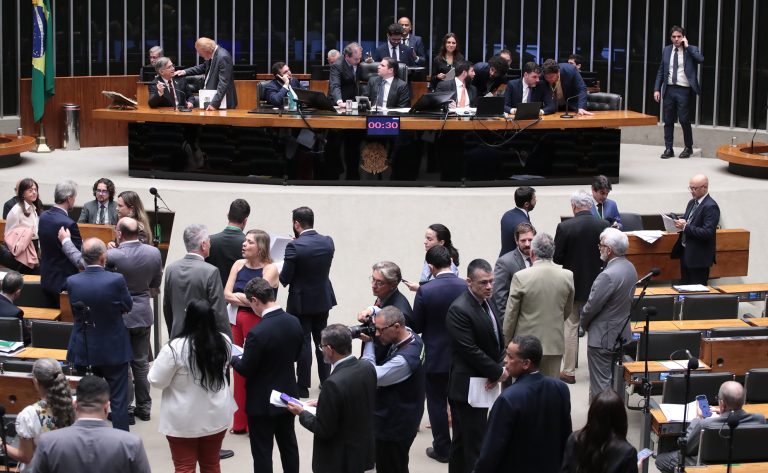 Câmara aprova fim da escala 6x1 com jornada máxima de 40 horas semanais