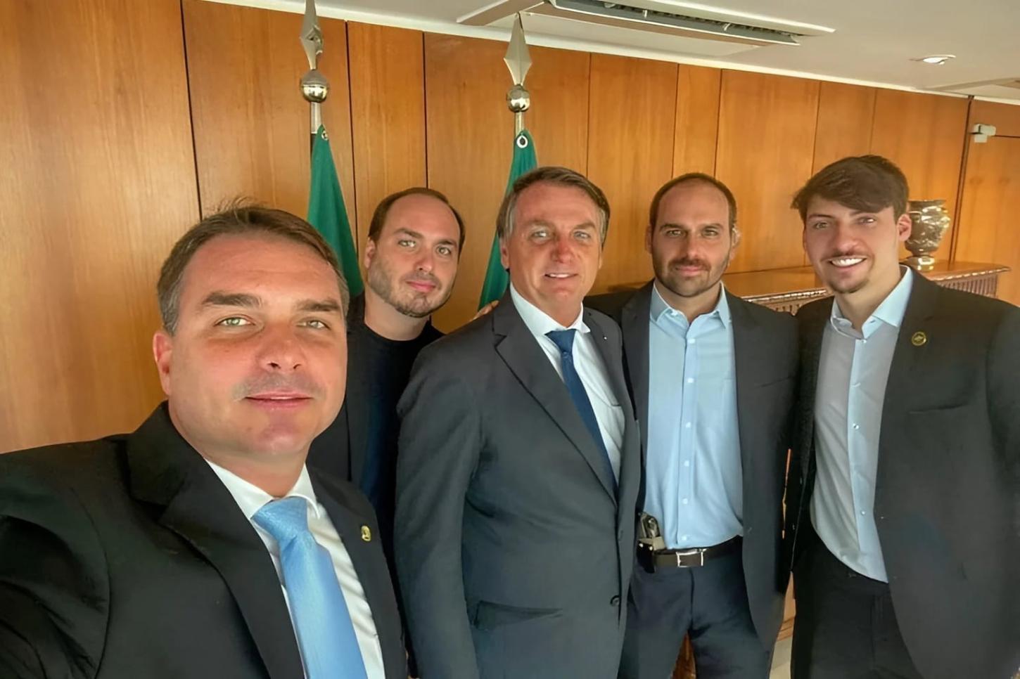 A GUERRA SILENCIOSA NA FAMÍLIA BOLSONARO