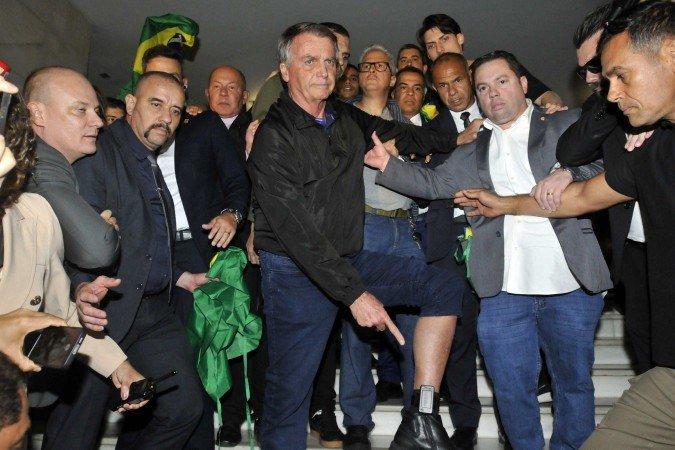 BOLSONARO, A ARMA DE FOGO E AS INSINUAÇÕES MALDOSAS