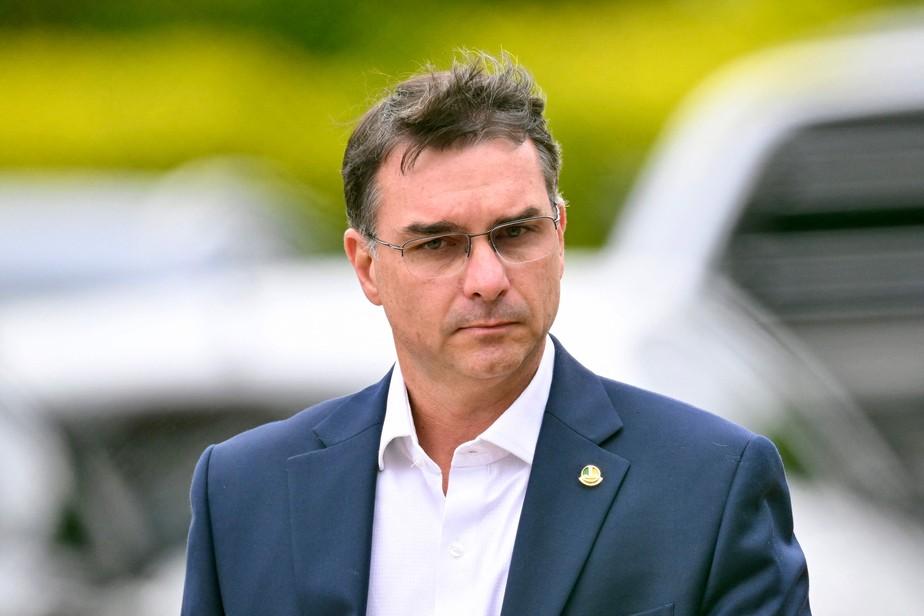 A VEZ DE FLÁVIO BOLSONARO