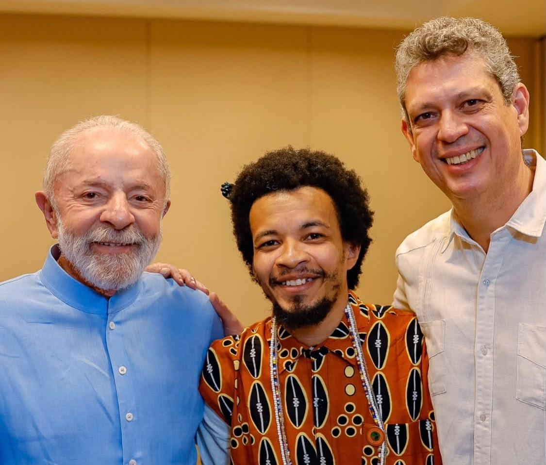 Ao lado de Lula, Vinícius Quilombola participa de convenção da base governista na Bahia