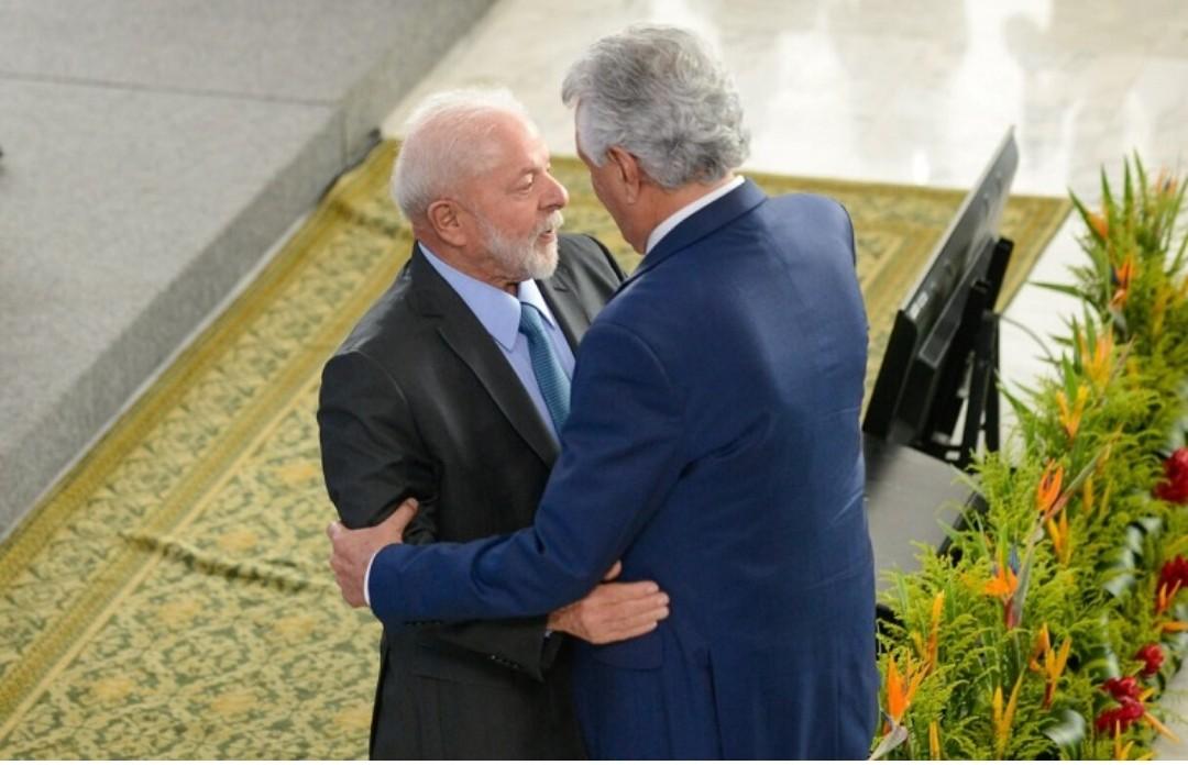 LULA E CAIADO DE MÃOS DADAS
