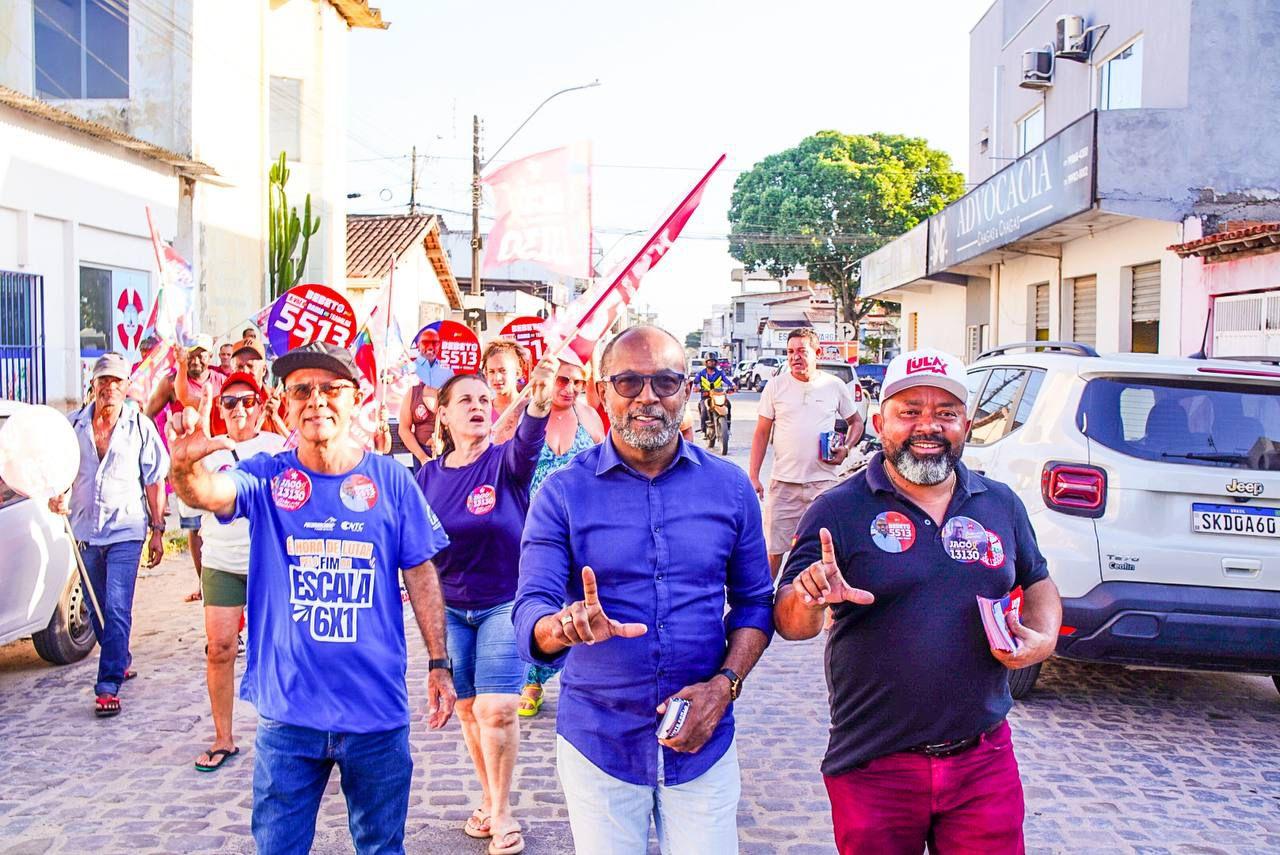 Bebeto reforça luta pelo fim da escala 6x1 durante corpo a corpo no centro de Teixeira de Freitas