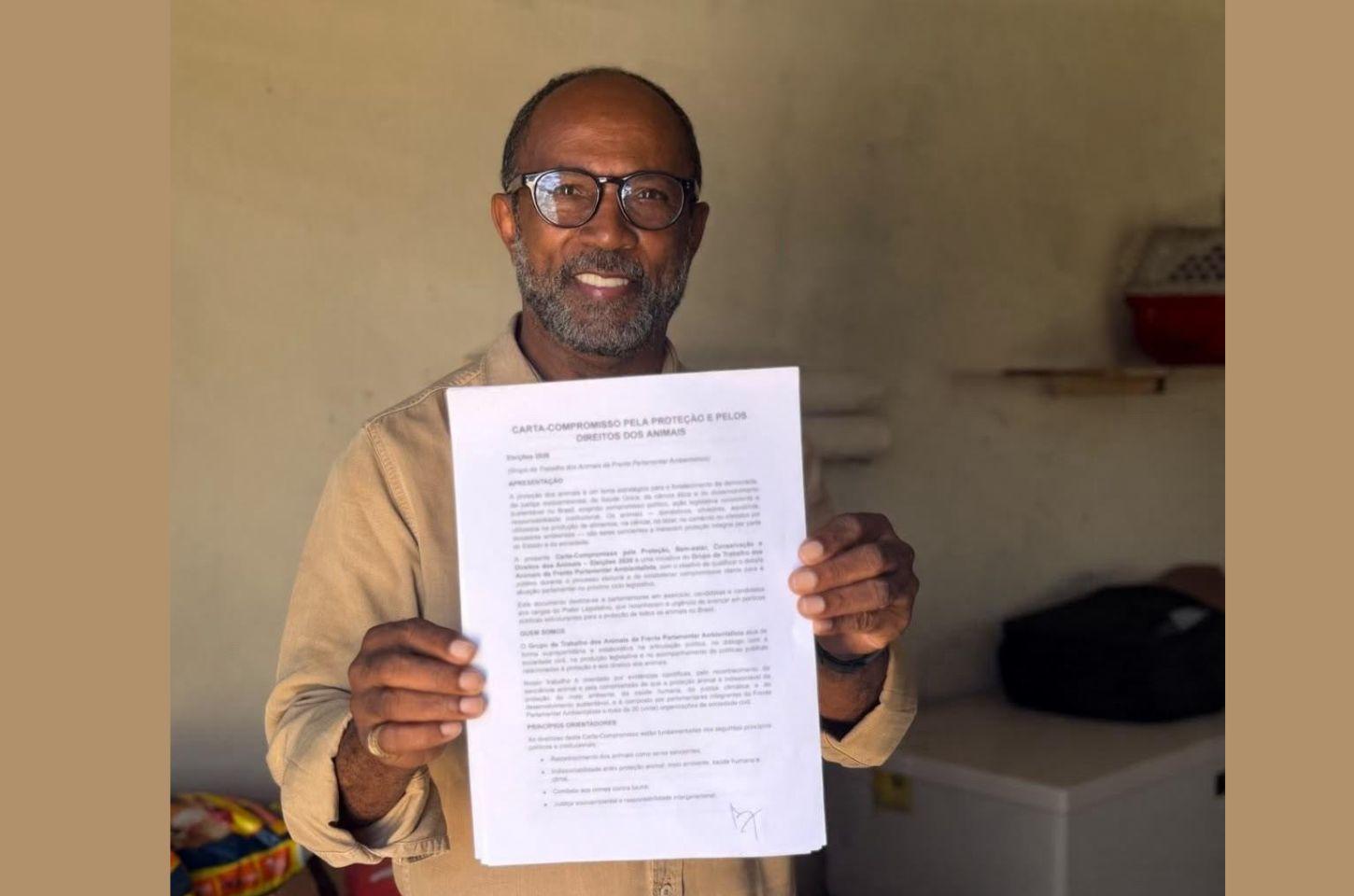 Candidato a deputado federal, Bebeto assina Carta-Compromisso pela defesa da causa animal