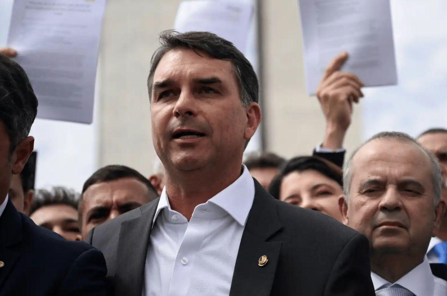 Flávio Bolsonaro exige saída de Alexandre de Moraes após revelação sobre Banco Master 