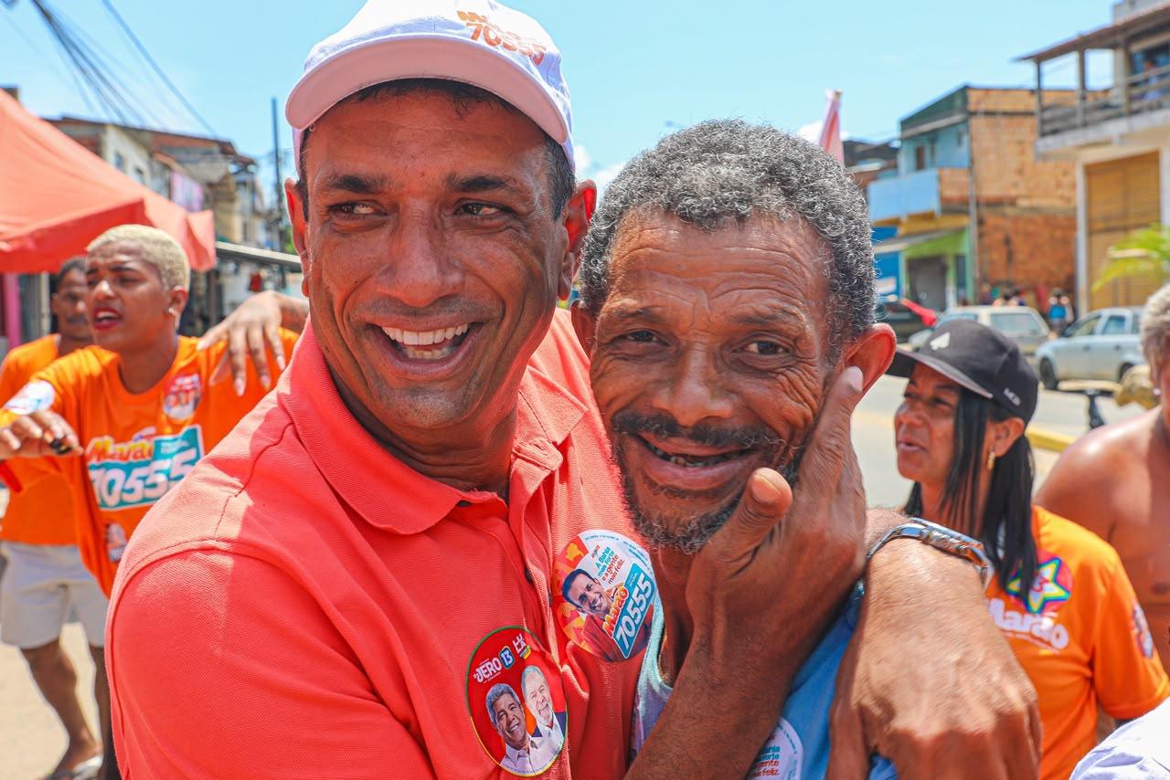 Marão reforça proximidade com moradores do Teotônio Vilela durante visita ao bairro