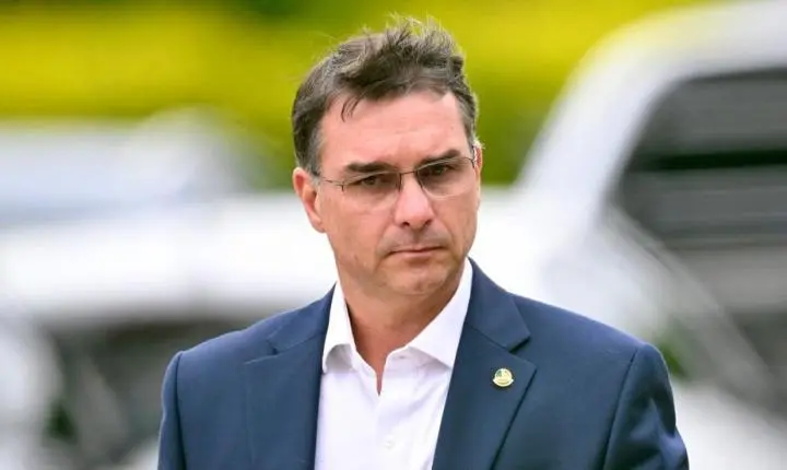 A VEZ DE FLÁVIO BOLSONARO