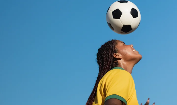 Cabeceios no futebol podem trazer risco de demência