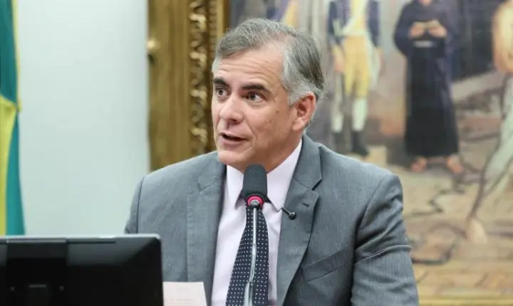 CCJ aprova propostas como fim da escala 6X1 e redução da maioridade penal no primeiro semestre