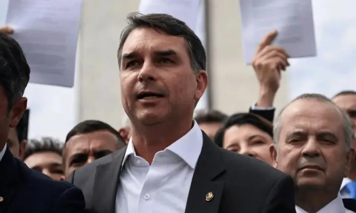 Flávio Bolsonaro exige saída de Alexandre de Moraes após revelação sobre Banco Master 