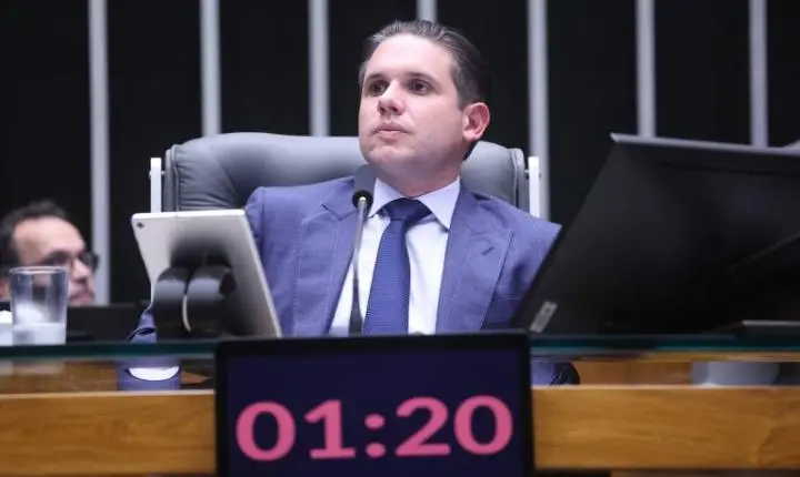 Hugo Motta comemora aprovação do fim da escala 6x1 no Senado